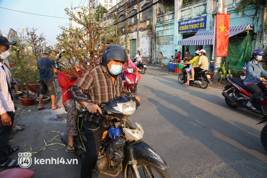 Chợ hoa trên bến dưới thuyền ở Sài Gòn đìu hiu ngày giáp Tết, người bán phải đốt vía xả xui - Ảnh 13.