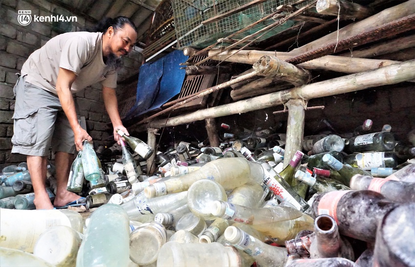 B&ecirc;n trong ng&ocirc;i nh&agrave; 2 tầng được x&acirc;y dựng bằng h&agrave;ng chục ngh&igrave;n vỏ chai của dị nh&acirc;n ở Hội An - Ảnh 3.