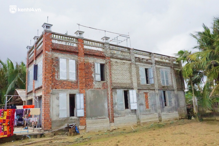 B&ecirc;n trong ng&ocirc;i nh&agrave; 2 tầng được x&acirc;y dựng bằng h&agrave;ng chục ngh&igrave;n vỏ chai của dị nh&acirc;n ở Hội An - Ảnh 14.