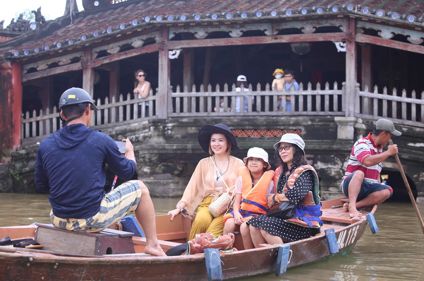 Ảnh, clip: Kh&aacute;ch nước ngo&agrave;i trải nghiệm đặc sản du lịch Hội An ng&agrave;y lũ - Ảnh 7.