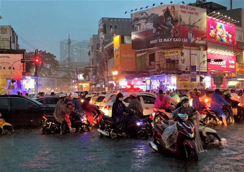 Clip, ảnh: Đường phố Đà Nẵng thành sông sau mưa, người dân dắt xe bì bõm về nhà - Ảnh 22.