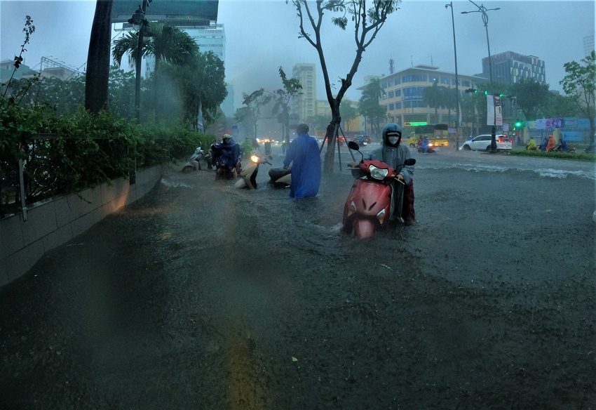Clip, ảnh: Đường phố Đà Nẵng thành sông sau mưa, người dân dắt xe bì bõm về nhà - Ảnh 10.