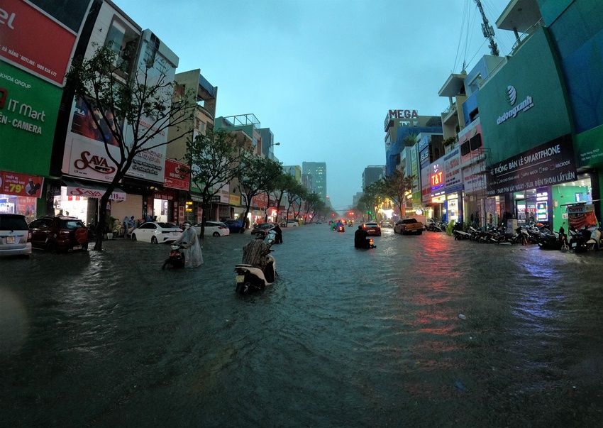 Clip, ảnh: Đường phố Đà Nẵng thành sông sau mưa, người dân dắt xe bì bõm về nhà - Ảnh 9.
