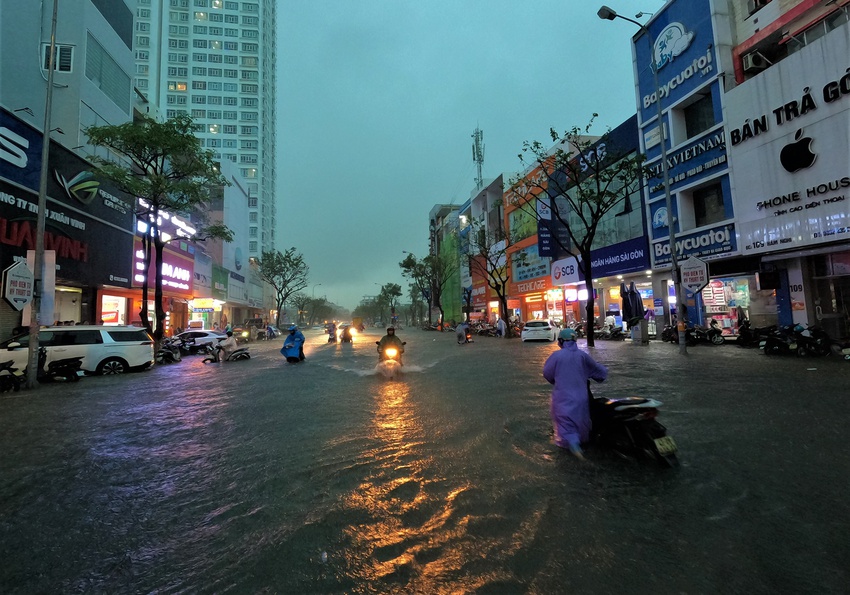 Clip, ảnh: Đường phố Đà Nẵng thành sông sau mưa, người dân dắt xe bì bõm về nhà - Ảnh 8.