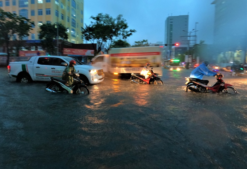 Clip, ảnh: Đường phố Đà Nẵng thành sông sau mưa, người dân dắt xe bì bõm về nhà - Ảnh 7.