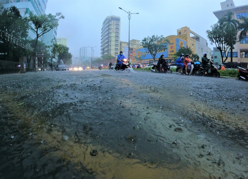 Clip, ảnh: Đường phố Đà Nẵng thành sông sau mưa, người dân dắt xe bì bõm về nhà - Ảnh 6.