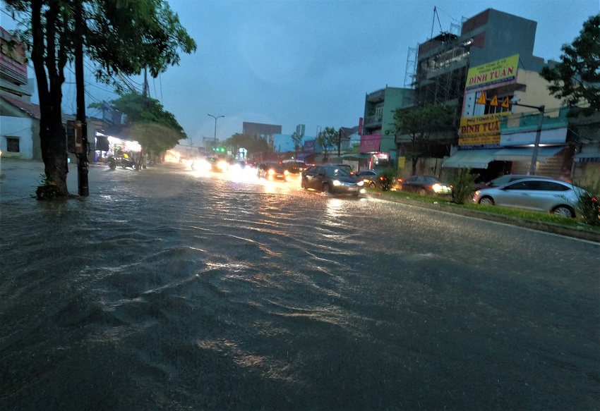 Clip, ảnh: Đường phố Đà Nẵng thành sông sau mưa, người dân dắt xe bì bõm về nhà - Ảnh 17.