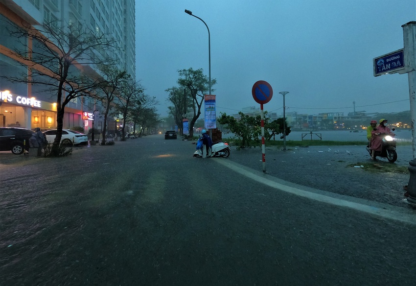 Clip, ảnh: Đường phố Đà Nẵng thành sông sau mưa, người dân dắt xe bì bõm về nhà - Ảnh 15.