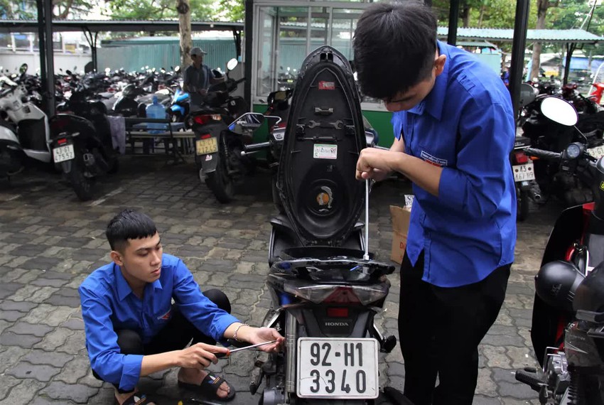 Người Quảng Nam rủ nhau ra sửa xe miễn ph&iacute; cho người d&acirc;n Đ&agrave; Nẵng sau mưa lũ lịch sử - Ảnh 21.