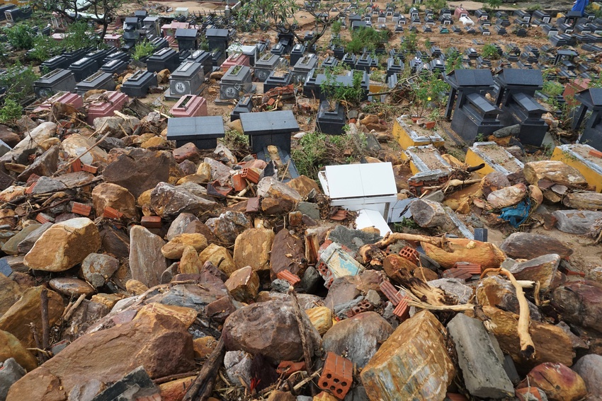 Nghĩa trang lớn nhất Đà Nẵng sạt lở tan hoang, hàng nghìn ngôi mộ bị vùi lấp - Ảnh 18.