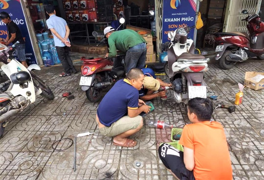 Người Quảng Nam rủ nhau ra sửa xe miễn ph&iacute; cho người d&acirc;n Đ&agrave; Nẵng sau mưa lũ lịch sử - Ảnh 12.