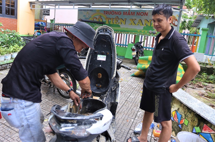 Người Quảng Nam rủ nhau ra sửa xe miễn ph&iacute; cho người d&acirc;n Đ&agrave; Nẵng sau mưa lũ lịch sử - Ảnh 7.