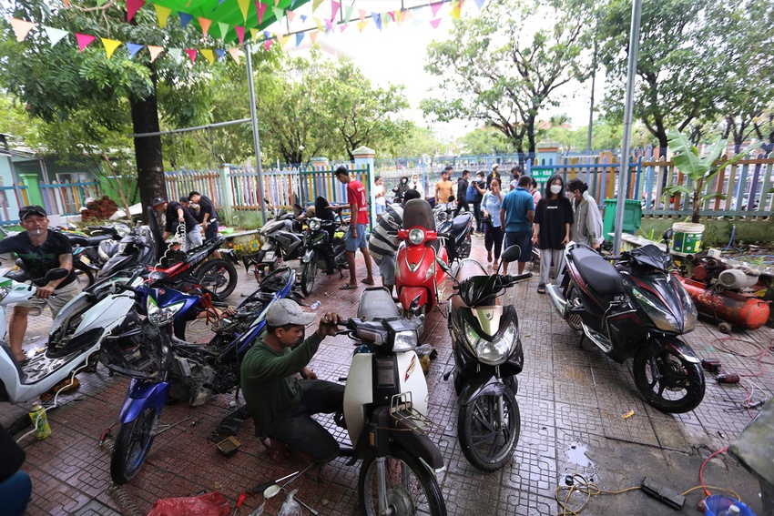 Người Quảng Nam rủ nhau ra sửa xe miễn phí cho người dân Đà Nẵng sau mưa lũ lịch sử - Ảnh 3.