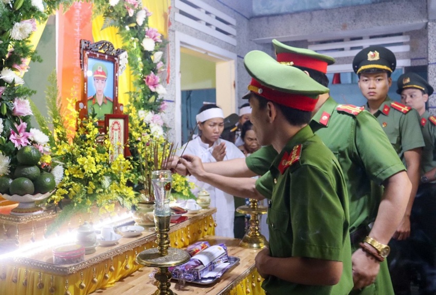 Nghẹn ngào tang lễ Trung úy tử nạn trong mưa lũ ở Đà Nẵng: Nó nói đưa bà con ra khỏi vùng nguy hiểm rồi về liền... - Ảnh 7.