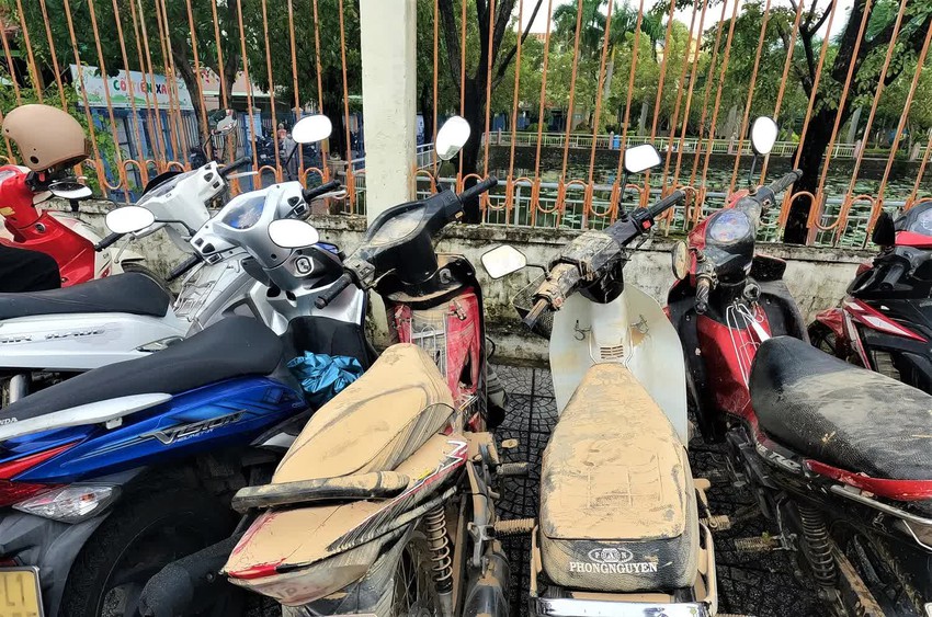 Người Quảng Nam rủ nhau ra sửa xe miễn phí cho người dân Đà Nẵng sau mưa lũ lịch sử - Ảnh 1.