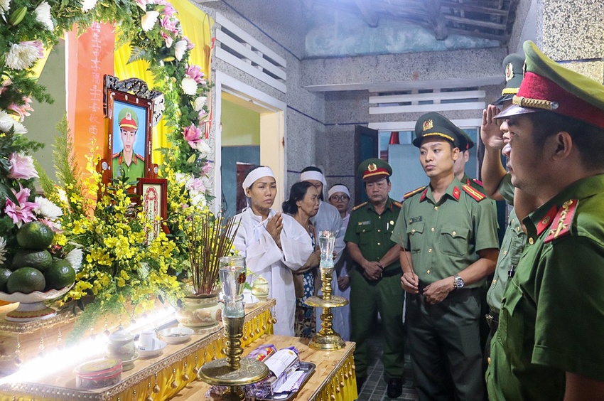 Nghẹn ngào tang lễ Trung úy tử nạn trong mưa lũ ở Đà Nẵng: Nó nói đưa bà con ra khỏi vùng nguy hiểm rồi về liền... - Ảnh 6.