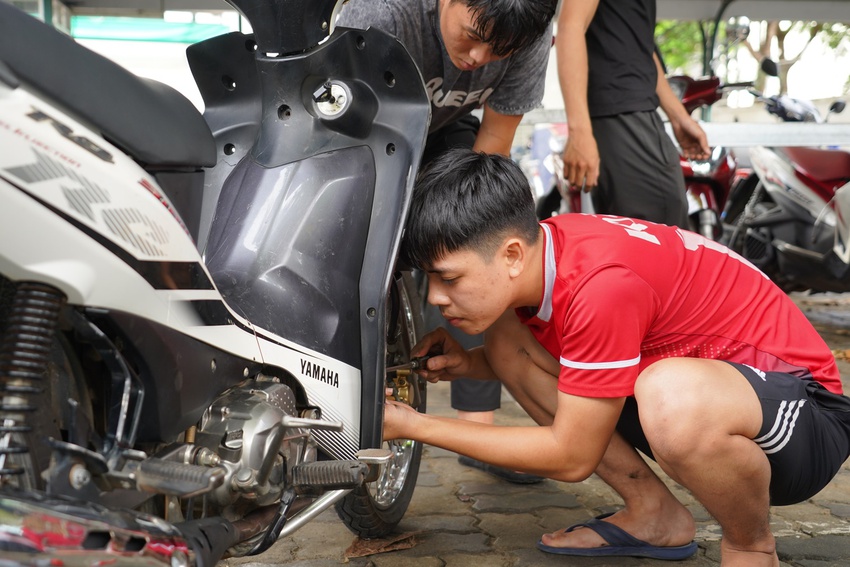 Người Quảng Nam rủ nhau ra sửa xe miễn ph&iacute; cho người d&acirc;n Đ&agrave; Nẵng sau mưa lũ lịch sử - Ảnh 18.