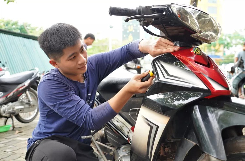 Người Quảng Nam rủ nhau ra sửa xe miễn ph&iacute; cho người d&acirc;n Đ&agrave; Nẵng sau mưa lũ lịch sử - Ảnh 17.