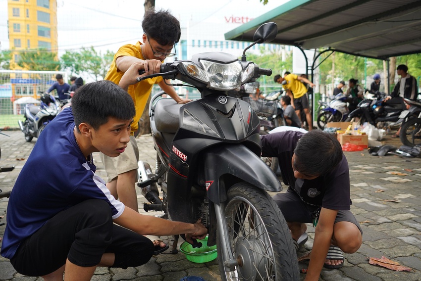 Người Quảng Nam rủ nhau ra sửa xe miễn phí cho người dân Đà Nẵng sau mưa lũ lịch sử - Ảnh 16.