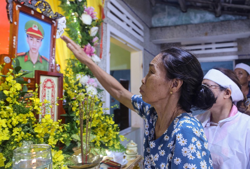 Nghẹn ngào tang lễ Trung úy tử nạn trong mưa lũ ở Đà Nẵng: Nó nói đưa bà con ra khỏi vùng nguy hiểm rồi về liền... - Ảnh 2.