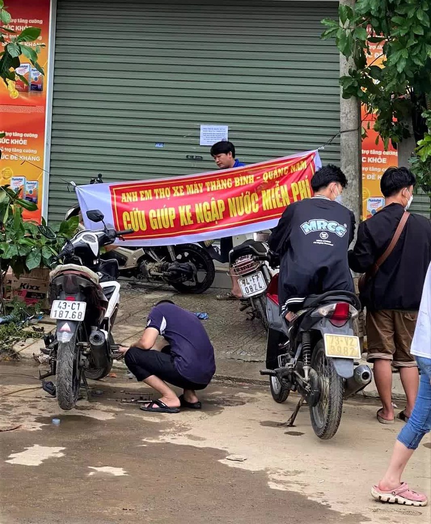 Người Quảng Nam rủ nhau ra sửa xe miễn ph&iacute; cho người d&acirc;n Đ&agrave; Nẵng sau mưa lũ lịch sử - Ảnh 13.