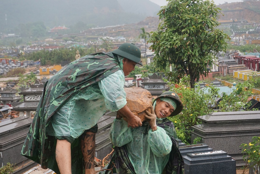 Ảnh: Bộ đội dầm mưa bới đất, hất đá tìm từng ngôi mộ bị vùi lấp ở Đà Nẵng - Ảnh 10.