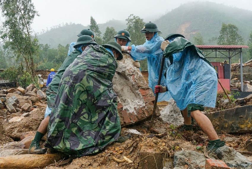 Ảnh: Bộ đội dầm mưa bới đất, hất đá tìm từng ngôi mộ bị vùi lấp ở Đà Nẵng - Ảnh 8.