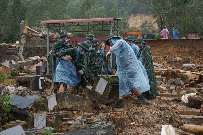 Ảnh: Bộ đội dầm mưa bới đất, hất đá tìm từng ngôi mộ bị vùi lấp ở Đà Nẵng - Ảnh 3.