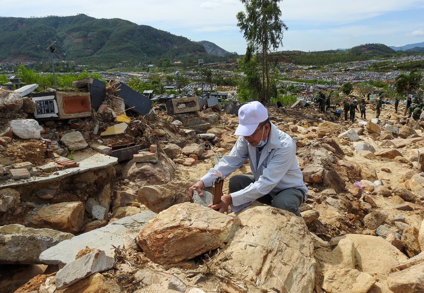 Ảnh: Bộ đội dầm mưa bới đất, hất đá tìm từng ngôi mộ bị vùi lấp ở Đà Nẵng - Ảnh 19.