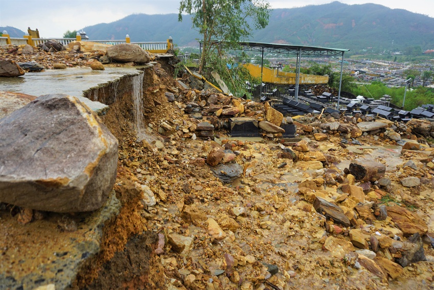 Ảnh: Bộ đội dầm mưa bới đất, hất đá tìm từng ngôi mộ bị vùi lấp ở Đà Nẵng - Ảnh 1.