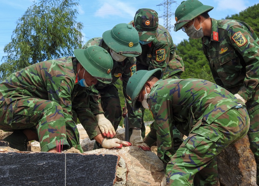 Ảnh: Bộ đội dầm mưa bới đất, hất đá tìm từng ngôi mộ bị vùi lấp ở Đà Nẵng - Ảnh 17.