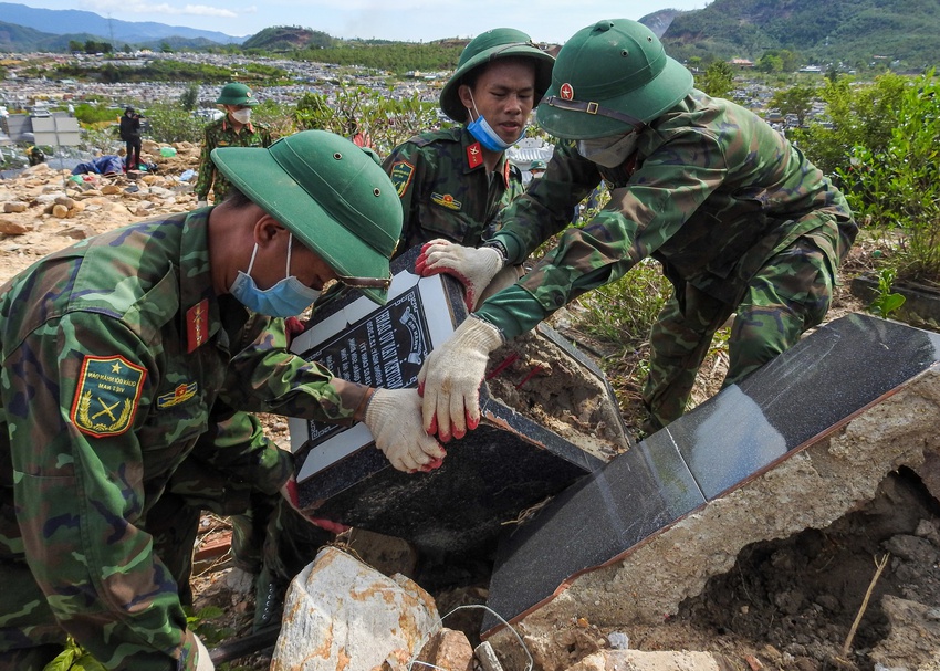 Ảnh: Bộ đội dầm mưa bới đất, hất đá tìm từng ngôi mộ bị vùi lấp ở Đà Nẵng - Ảnh 16.