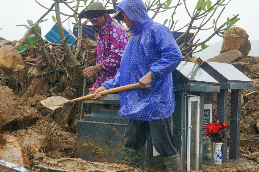 Ảnh: Bộ đội dầm mưa bới đất, hất đá tìm từng ngôi mộ bị vùi lấp ở Đà Nẵng - Ảnh 15.
