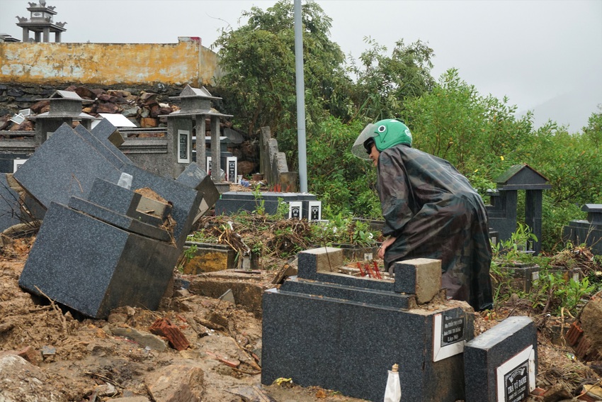 Ảnh: Bộ đội dầm mưa bới đất, hất đá tìm từng ngôi mộ bị vùi lấp ở Đà Nẵng - Ảnh 14.