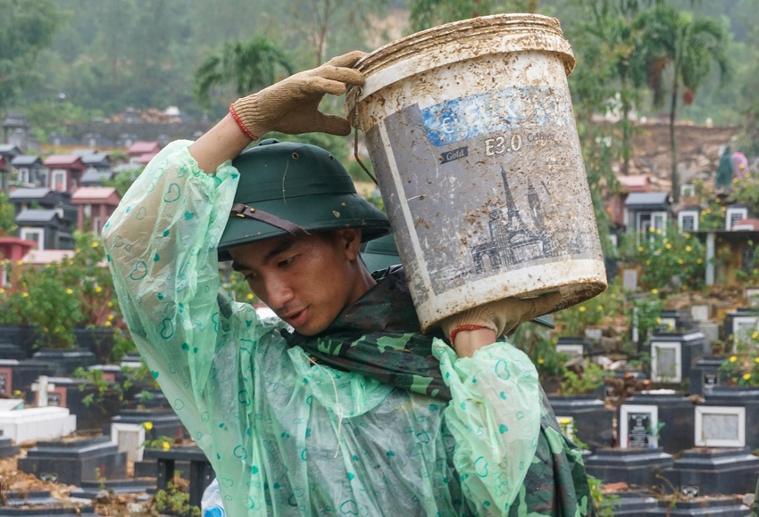 Ảnh: Bộ đội dầm mưa bới đất, hất đá tìm từng ngôi mộ bị vùi lấp ở Đà Nẵng - Ảnh 12.