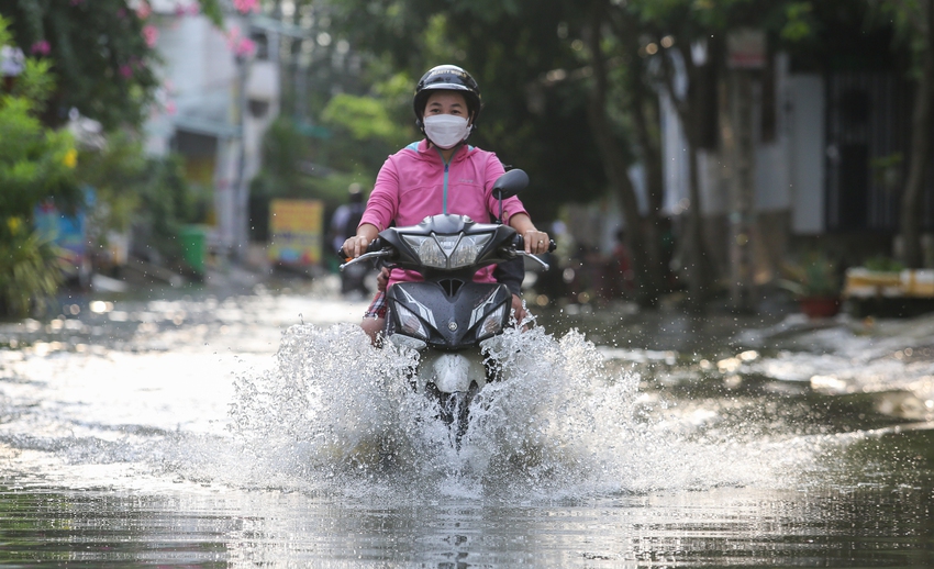 Khu dân cư ở TP.HCM bị ngập nặng vì triều cường, người dân gửi xe lội bộ về nhà - Ảnh 18.