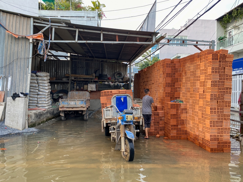 Khu dân cư ở TP.HCM bị ngập nặng vì triều cường, người dân gửi xe lội bộ về nhà - Ảnh 17.