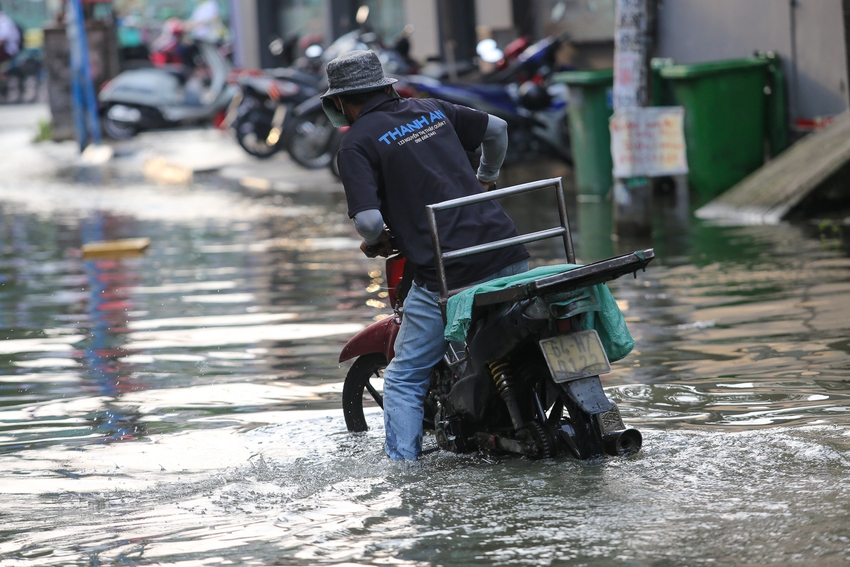 Khu dân cư ở TP.HCM bị ngập nặng vì triều cường, người dân gửi xe lội bộ về nhà - Ảnh 16.