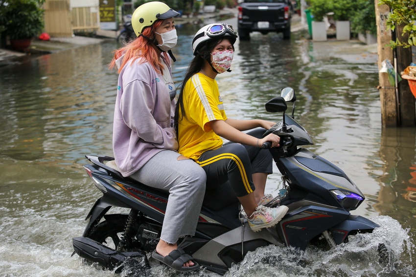 Khu dân cư ở TP.HCM bị ngập nặng vì triều cường, người dân gửi xe lội bộ về nhà - Ảnh 14.