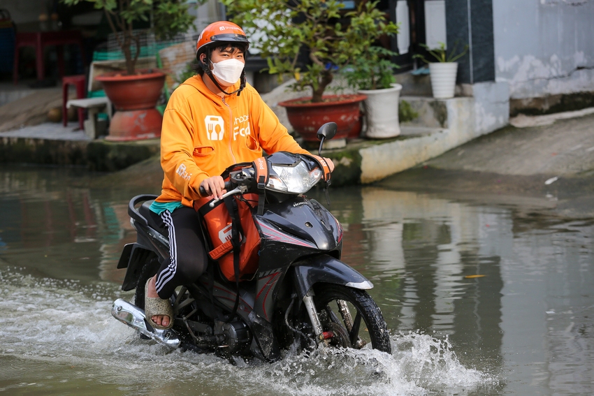 Khu dân cư ở TP.HCM bị ngập nặng vì triều cường, người dân gửi xe lội bộ về nhà - Ảnh 13.