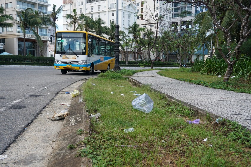 Ảnh: Xà bần, rác thải bủa vây tuyến đường ven biển Đà Nẵng - Ảnh 18.