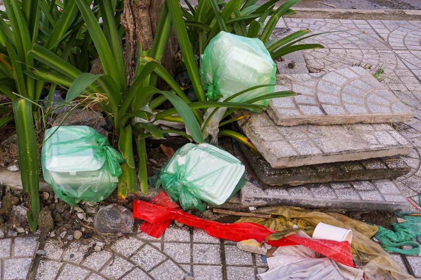 Ảnh: Xà bần, rác thải bủa vây tuyến đường ven biển Đà Nẵng - Ảnh 8.
