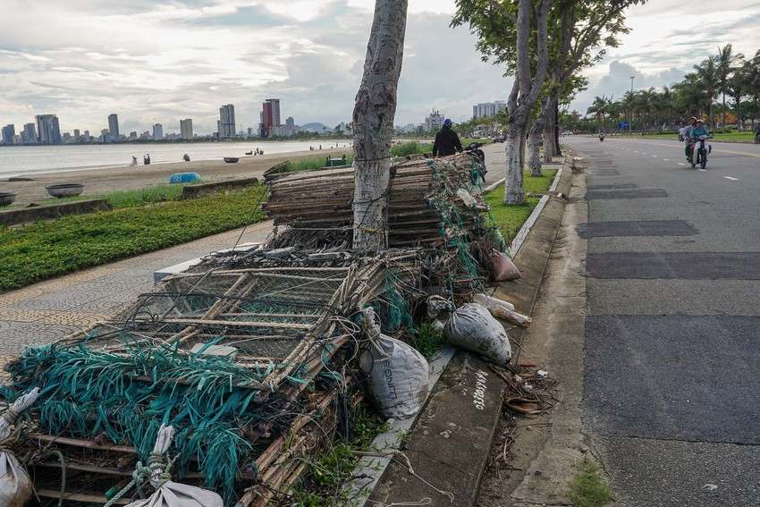 Ảnh: Xà bần, rác thải bủa vây tuyến đường ven biển Đà Nẵng - Ảnh 5.
