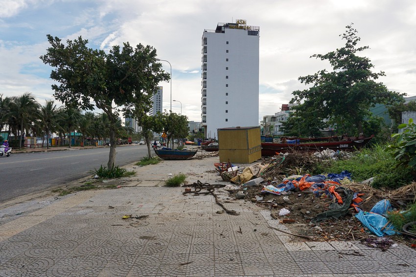 Ảnh: Xà bần, rác thải bủa vây tuyến đường ven biển Đà Nẵng - Ảnh 1.
