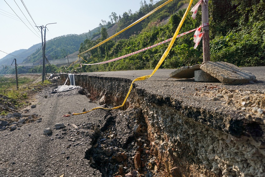 Ảnh: Đường 700 tỷ ở Đà Nẵng chưa hoàn thiện đã nứt toác, sạt lở vì mưa lũ - Ảnh 4.