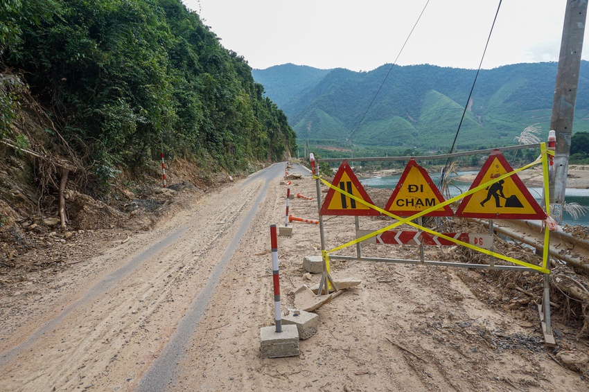 Ảnh: Đường 700 tỷ ở Đà Nẵng chưa hoàn thiện đã nứt toác, sạt lở vì mưa lũ - Ảnh 10.
