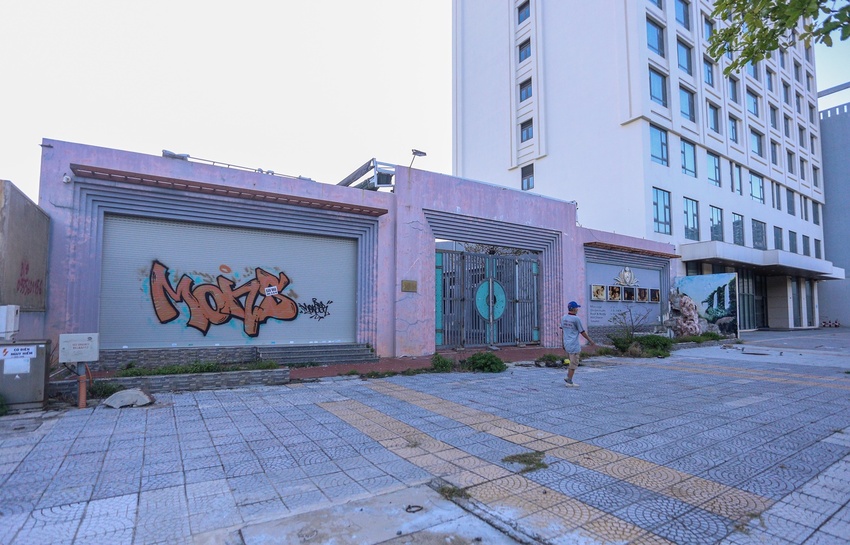Ảnh: Hàng loạt khách sạn, nhà hàng ven biển Đà Nẵng bỏ hoang, treo bảng sang nhượng - Ảnh 22.