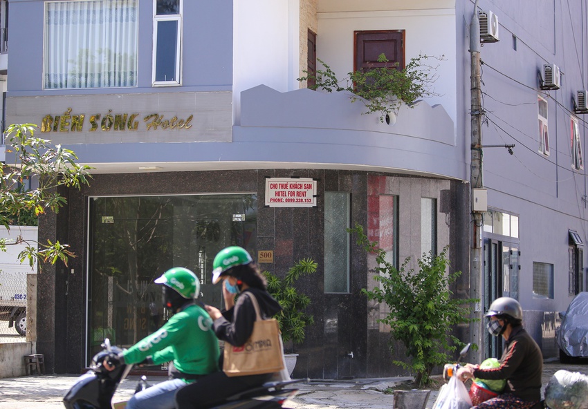 Ảnh: Hàng loạt khách sạn, nhà hàng ven biển Đà Nẵng bỏ hoang, treo bảng sang nhượng - Ảnh 16.