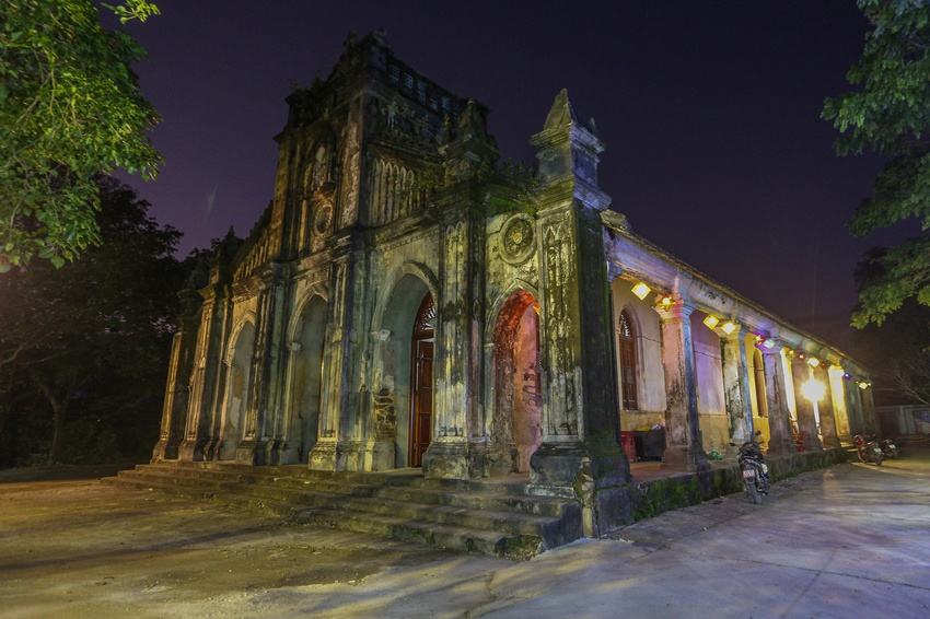 Vẻ đẹp của nhà thờ đá 120 tuổi xây bằng vỏ cây và dây tơ hồng ở Đà Nẵng - Ảnh 19.