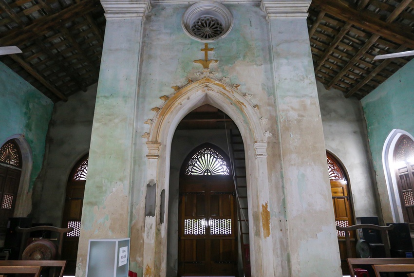 Vẻ đẹp của nhà thờ đá 120 tuổi xây bằng vỏ cây và dây tơ hồng ở Đà Nẵng - Ảnh 9.